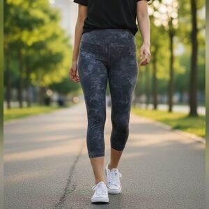 Lululemon Athletica Cropped Pants Floral Print Size 8 #YLEG6